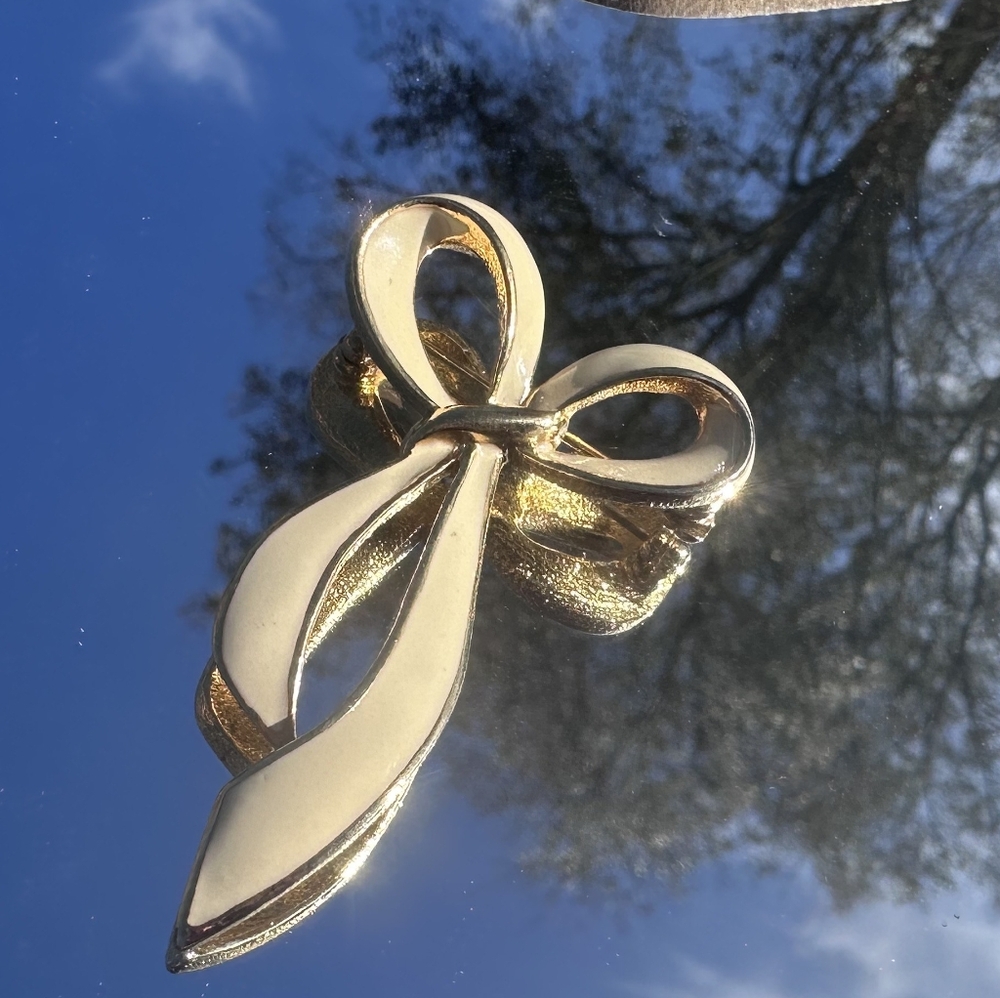 Vintage 80s AVON Gold Bow Brooch